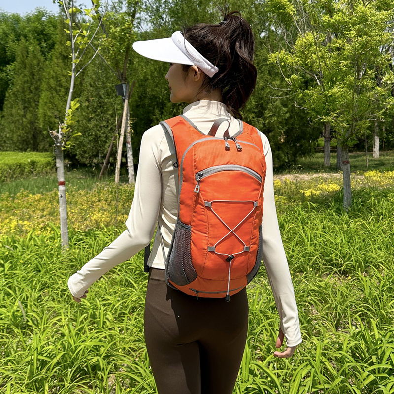 Nueva mochila ligera impermeable para ciclismo para hombres y mujeres, mochila multifuncional para senderismo con soporte para casco, bolsillos laterales de malla